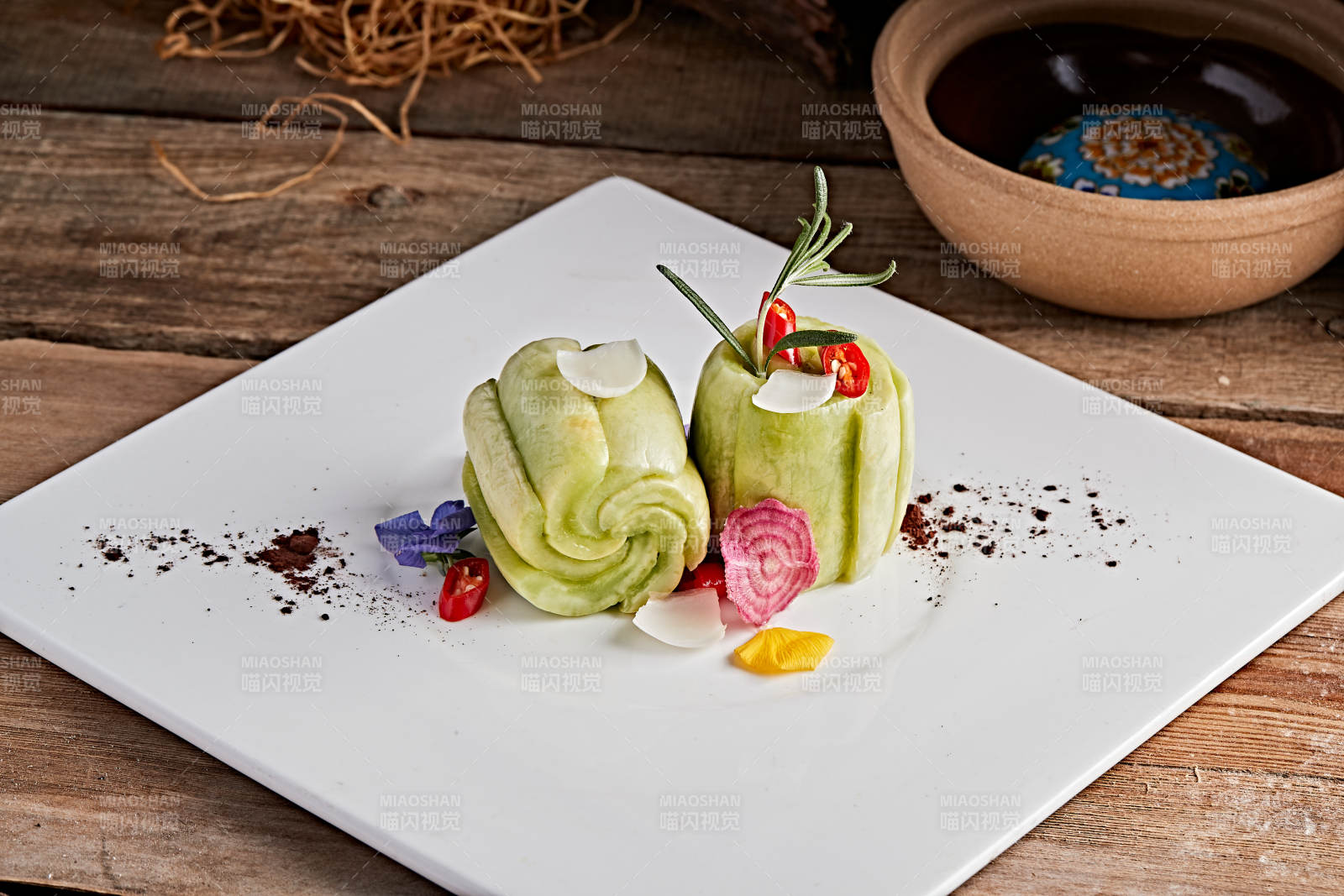 白色瓷盘装的腌渍玉女瓜图片