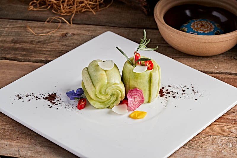 白色瓷盘装的腌渍玉女瓜图片