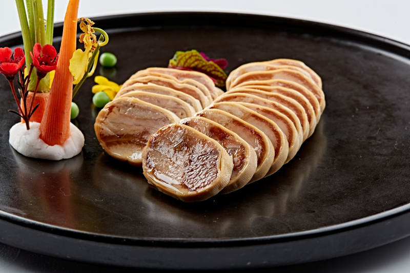 黑色瓷盘装的豆皮压肘花图片