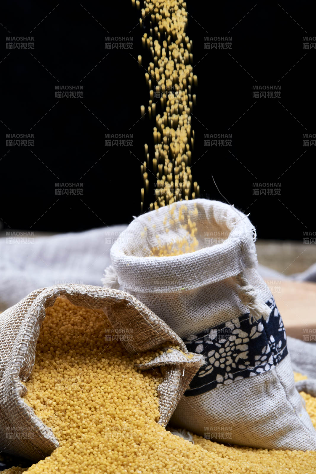 质量上乘的金黄小米粟米图片