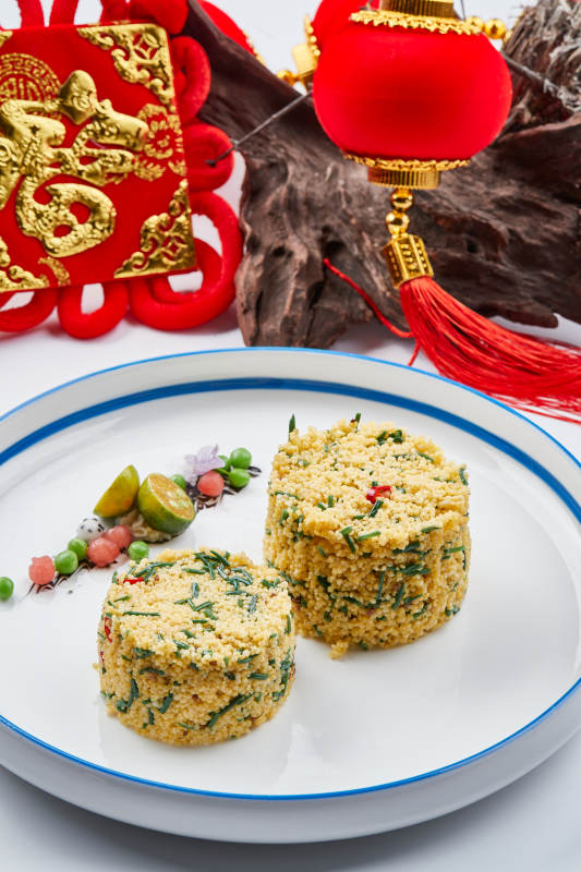 白色瓷盘装的的韭菜小米糕图片