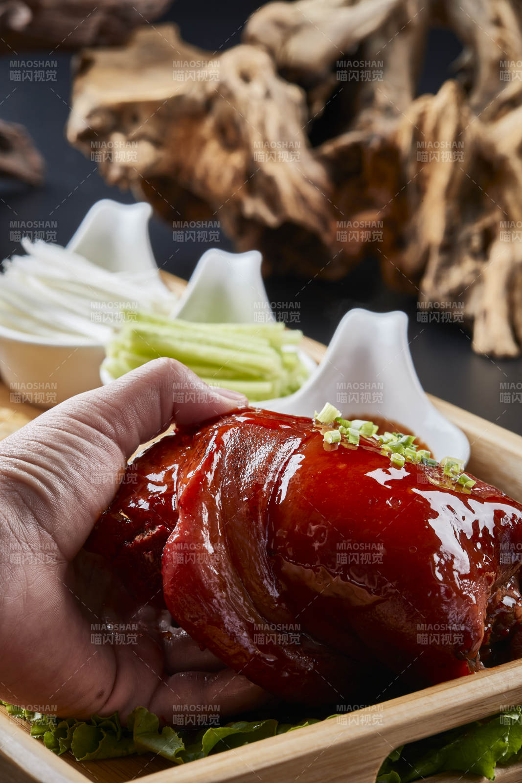 木质餐具装的杂粮饼时蔬配红烧肘子图片