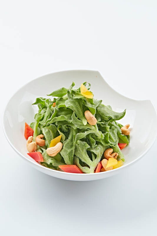 白色瓷盘装的麻酱凉拌穿心莲图片