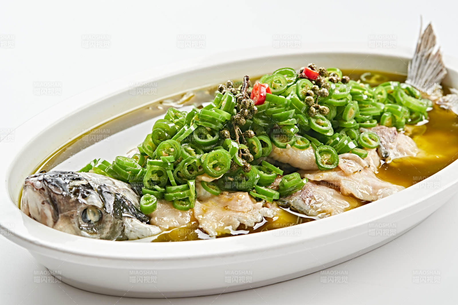 白色瓷盘装的香辣藤椒酸汤鱼图片
