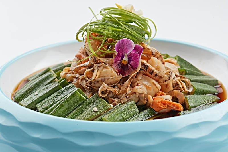 精美餐具装的捞汁秋葵扇贝丁图片