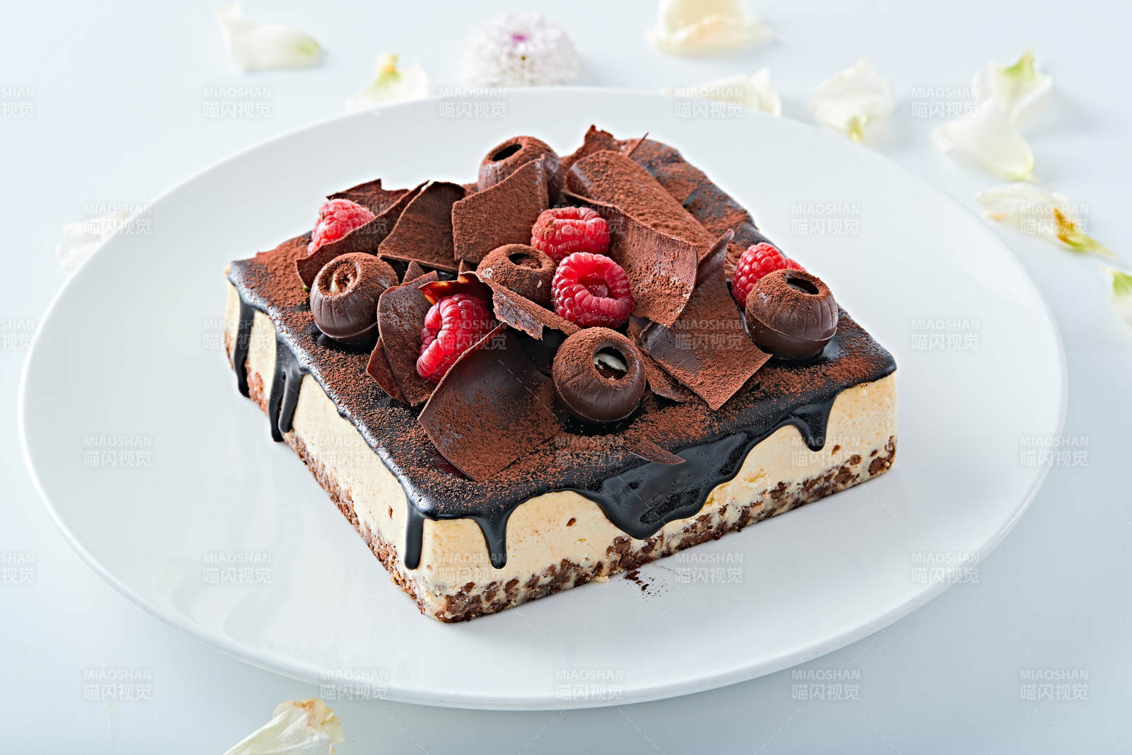 可可撒粉黑巧克力奶酪慕斯蛋糕图片