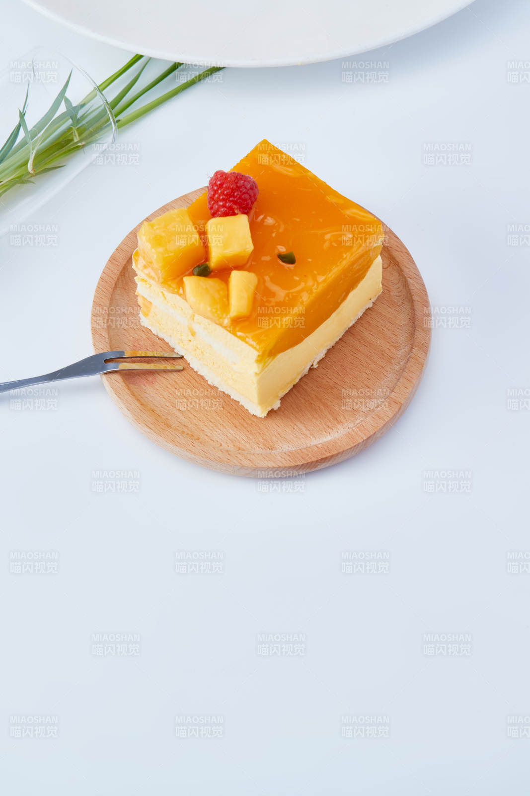 树莓芒果鲜奶慕斯蛋糕图片