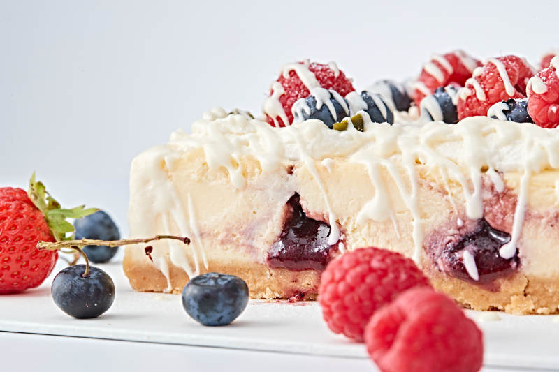 蓝莓树莓鲜奶慕斯蛋糕图片