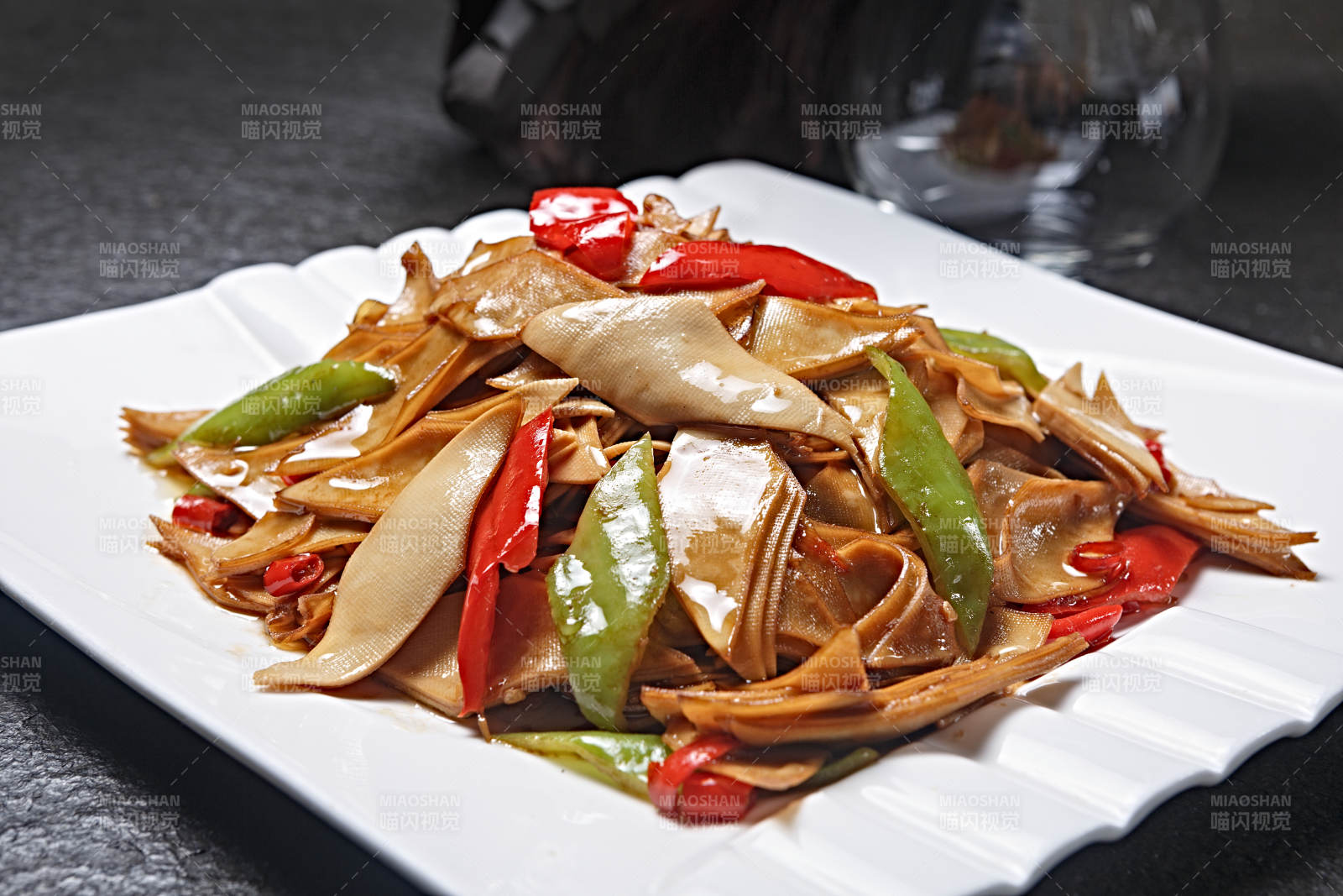 白色瓷盘装的尖椒豆腐皮图片