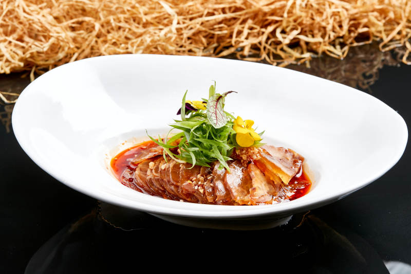 白色瓷盘装的红油牛腱图片