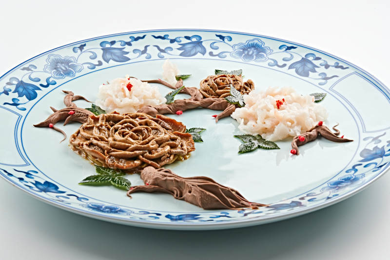 青花瓷盘装的迎宾菜牡丹花开口蘑富贵虾图片