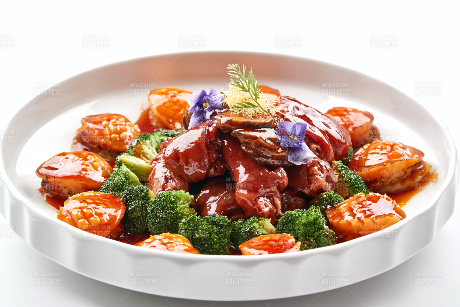 白色瓷盘装的酱烧猪肘鲜鲍鱼图片