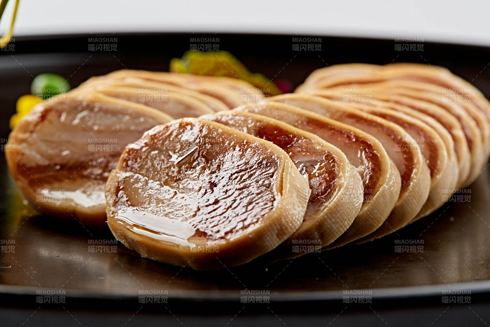 黑色瓷盘装的豆皮压肘花图片