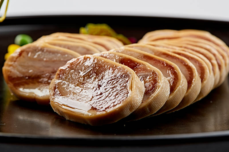 黑色瓷盘装的豆皮压肘花图片