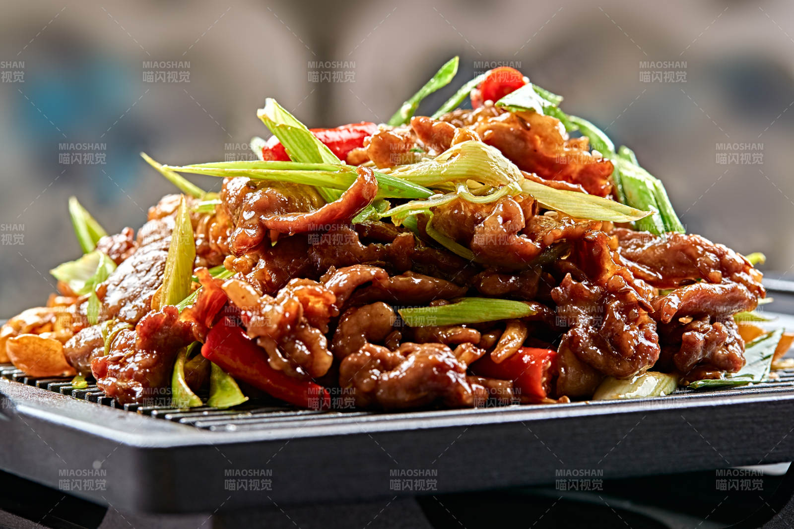 黑铁板盛装的湘味鲜辣铁板黄牛肉图片