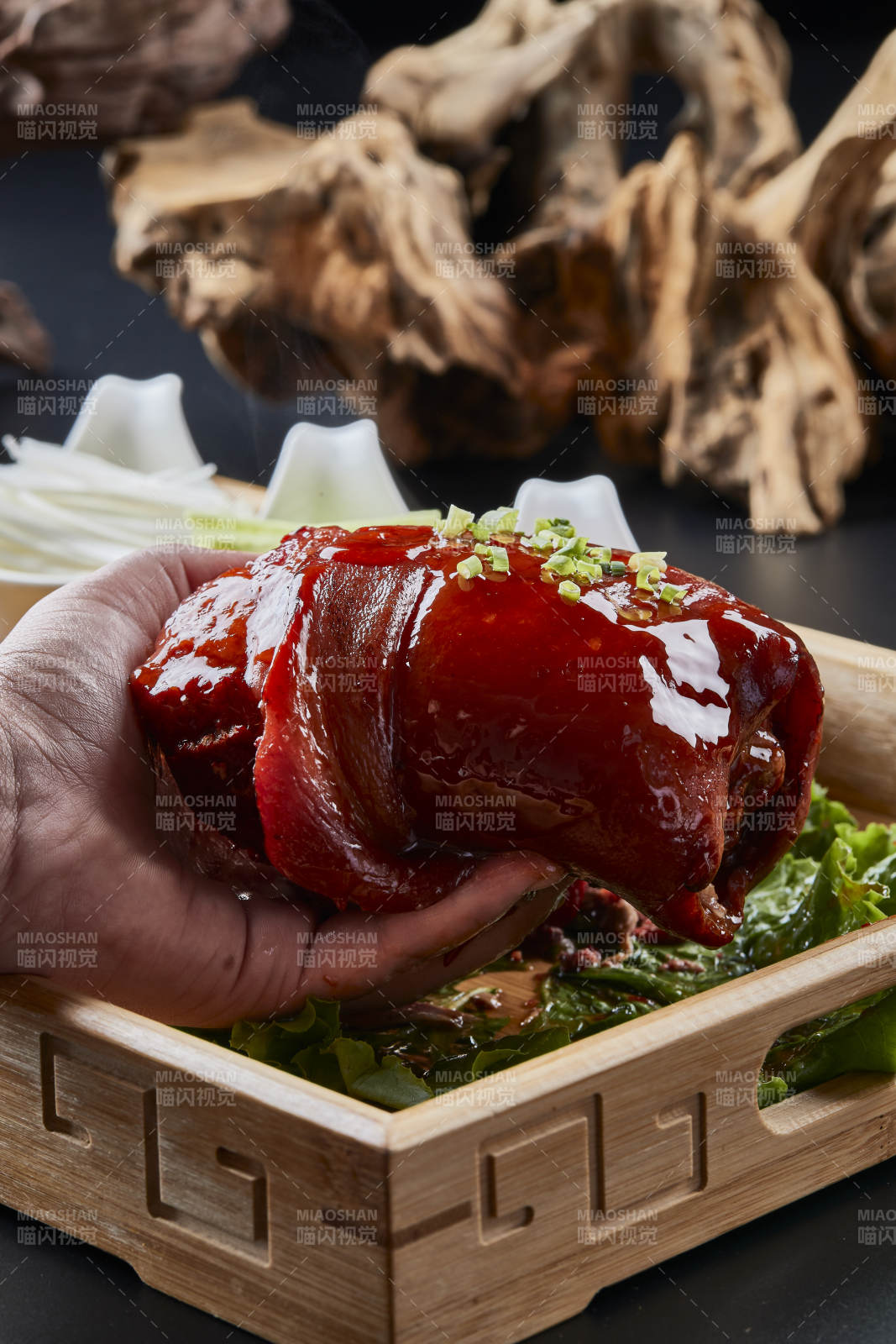 木质餐具装的杂粮饼时蔬配红烧肘子图片