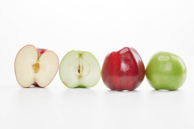 白色背景上摆放的新鲜苹果图片
