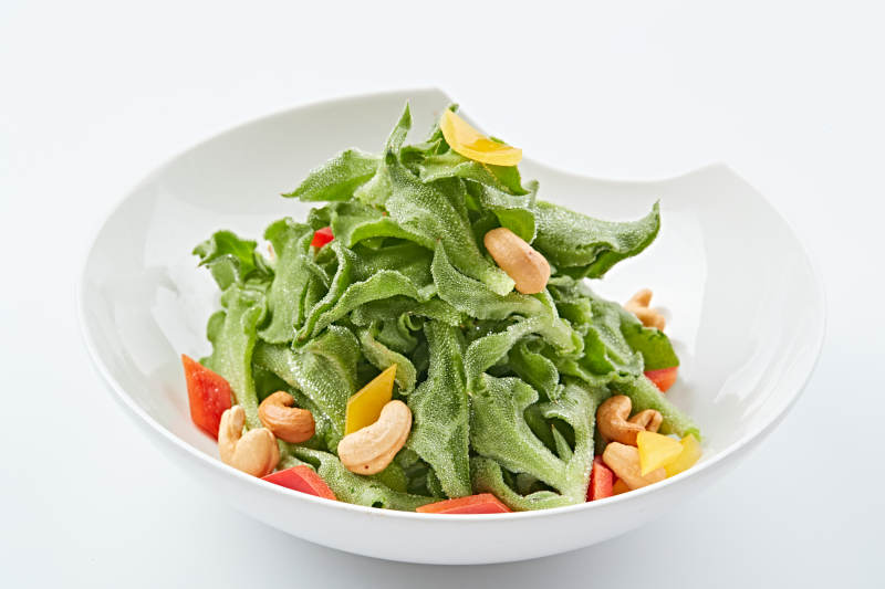 白色瓷盘装的麻酱凉拌穿心莲图片