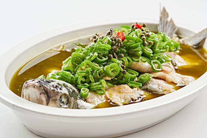 白色瓷盘装的香辣藤椒酸汤鱼图片