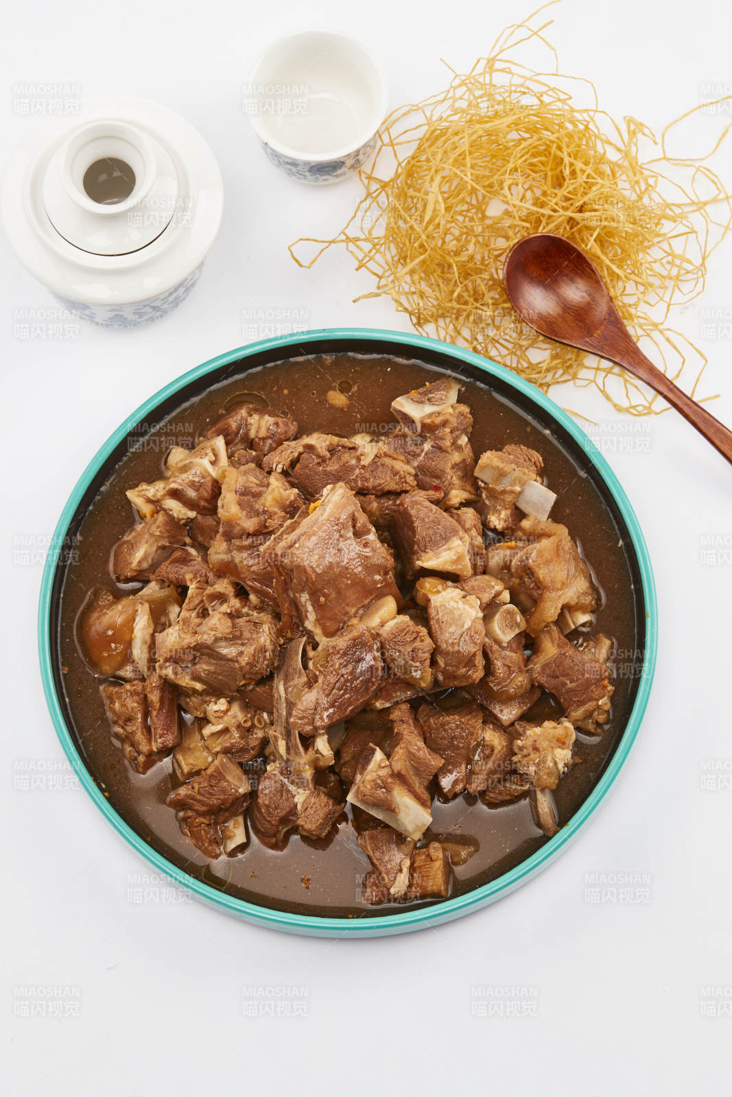 家常酱炖牛筋头巴脑图片