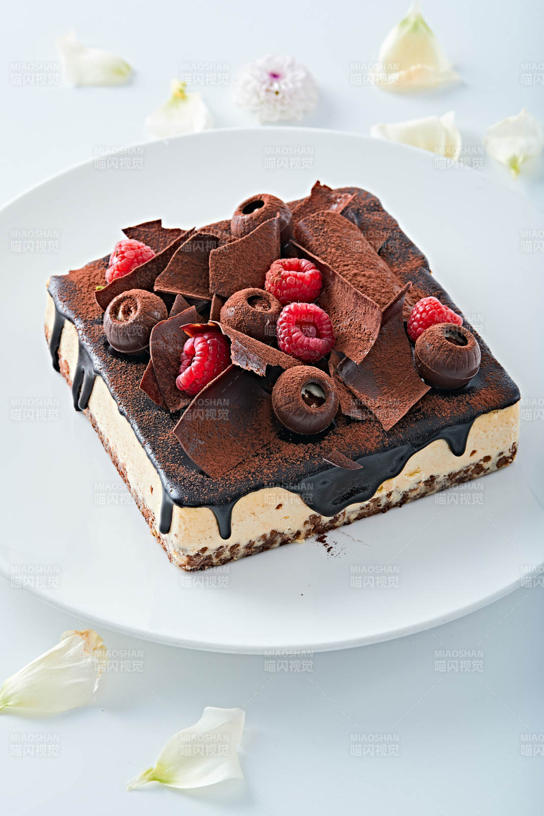 可可撒粉黑巧克力奶酪慕斯蛋糕图片