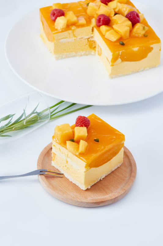 树莓芒果鲜奶慕斯蛋糕图片