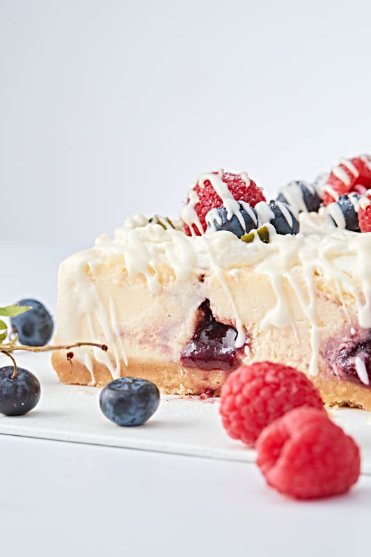 蓝莓树莓鲜奶慕斯蛋糕图片