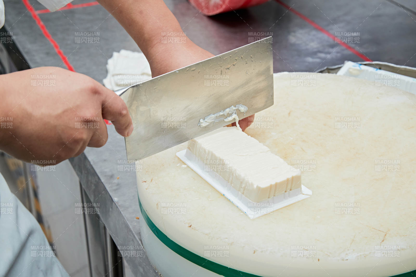 人与食物紧张忙碌的中餐厨房图片