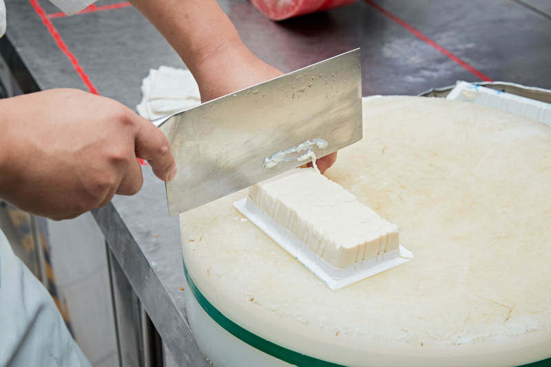 人与食物紧张忙碌的中餐厨房图片