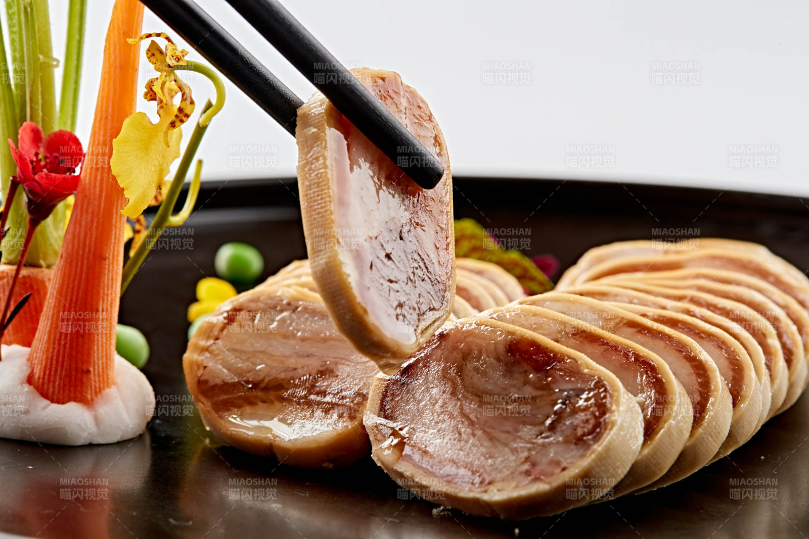 黑色瓷盘装的豆皮压肘花图片