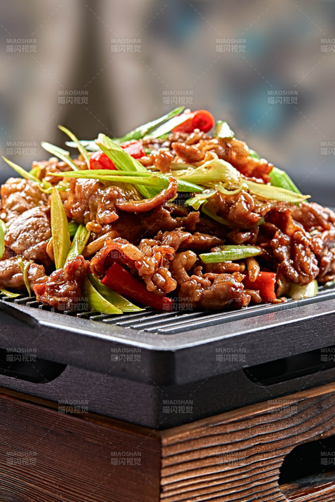 黑铁板盛装的湘味鲜辣铁板黄牛肉图片