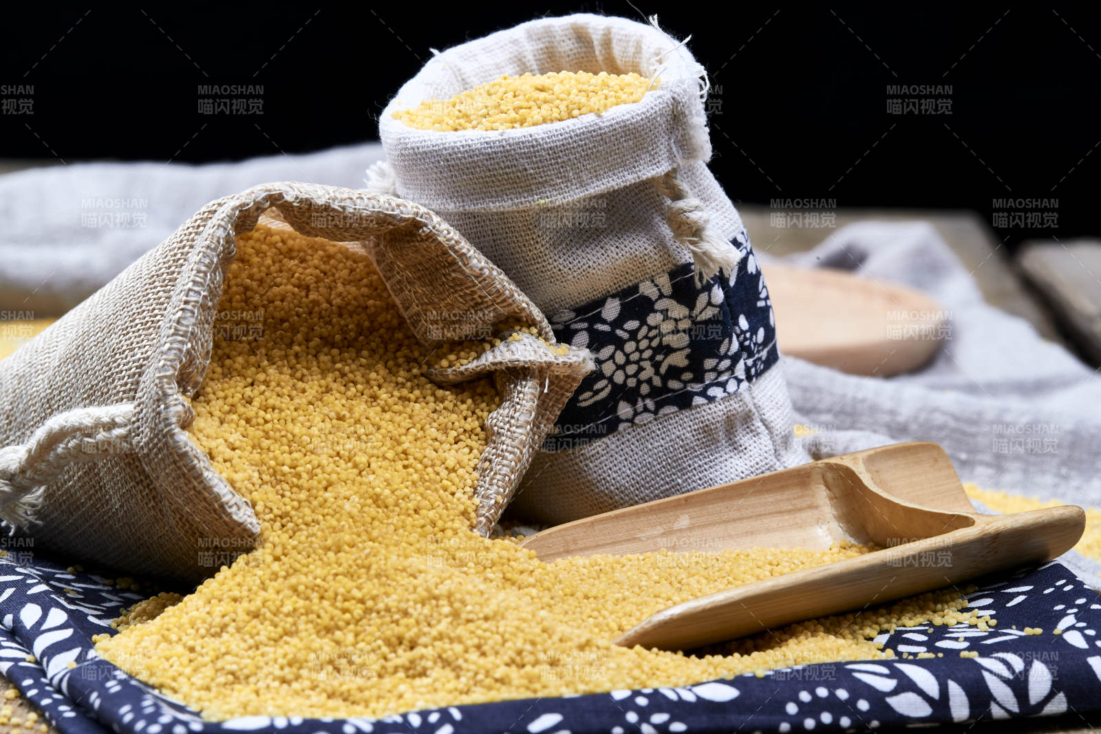 质量上乘的金黄小米粟米图片