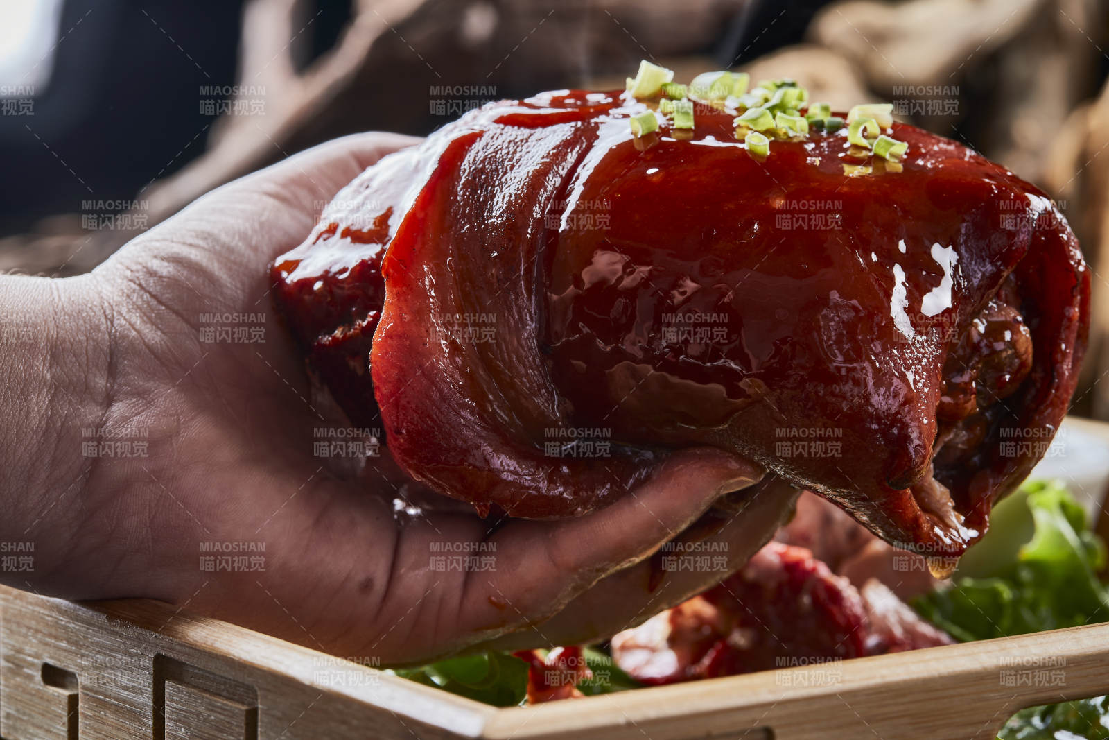 木质餐具装的杂粮饼时蔬配红烧肘子图片