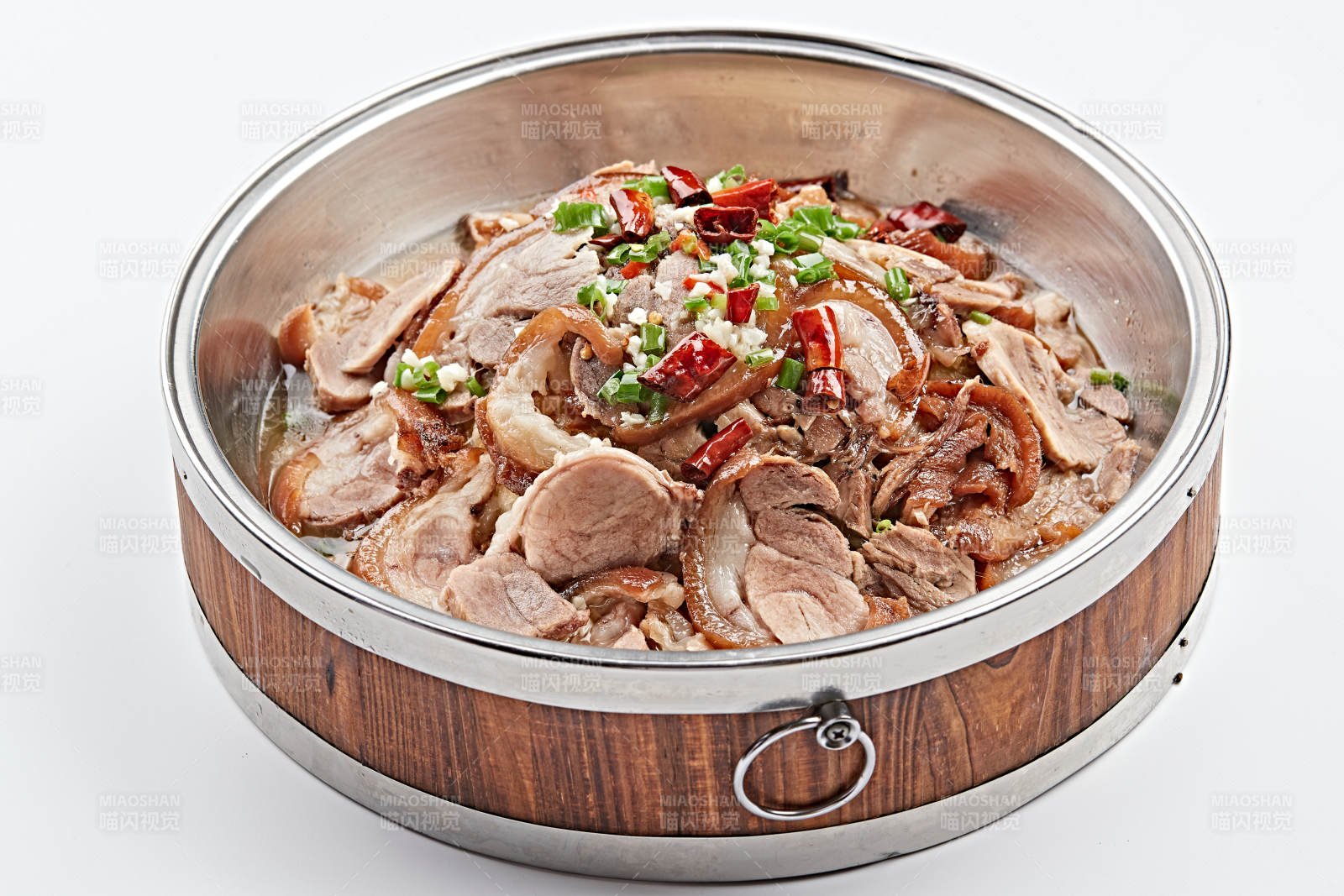 不锈钢餐具装的蒜香麻辣熏肘花图片