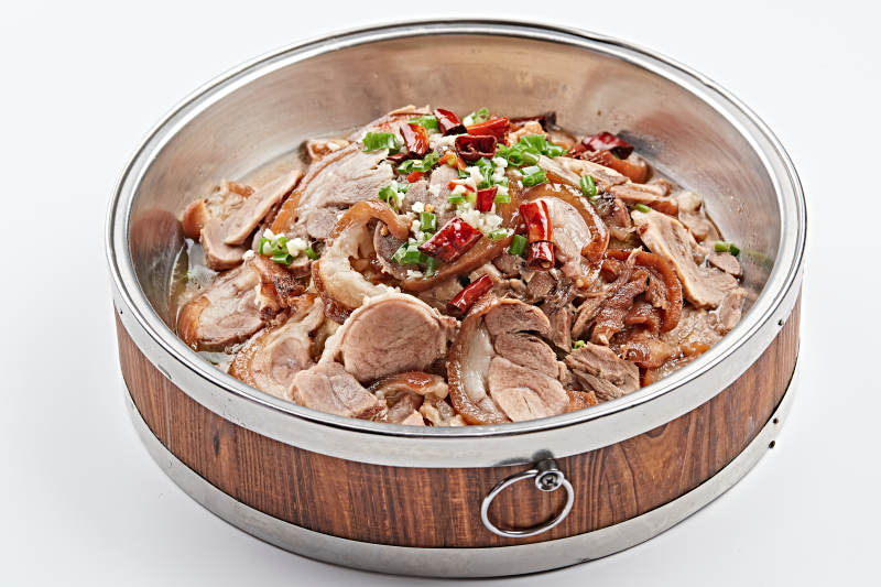 不锈钢餐具装的蒜香麻辣熏肘花图片