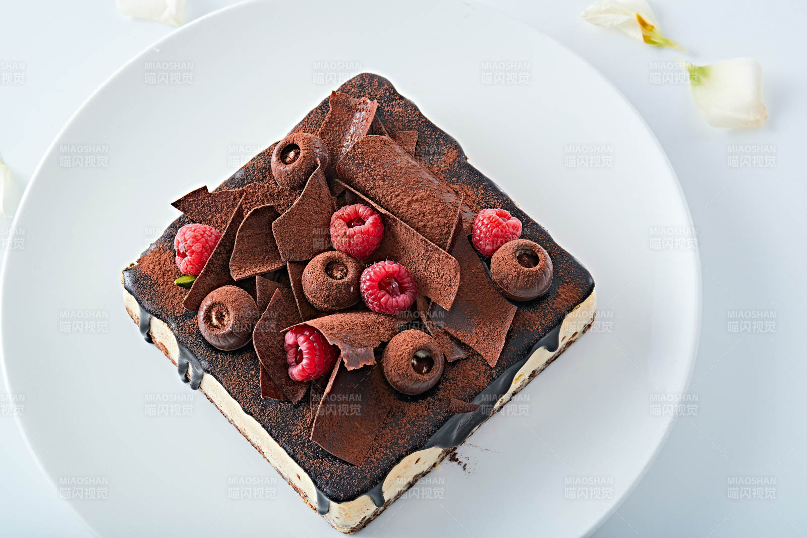 可可撒粉黑巧克力奶酪慕斯蛋糕图片