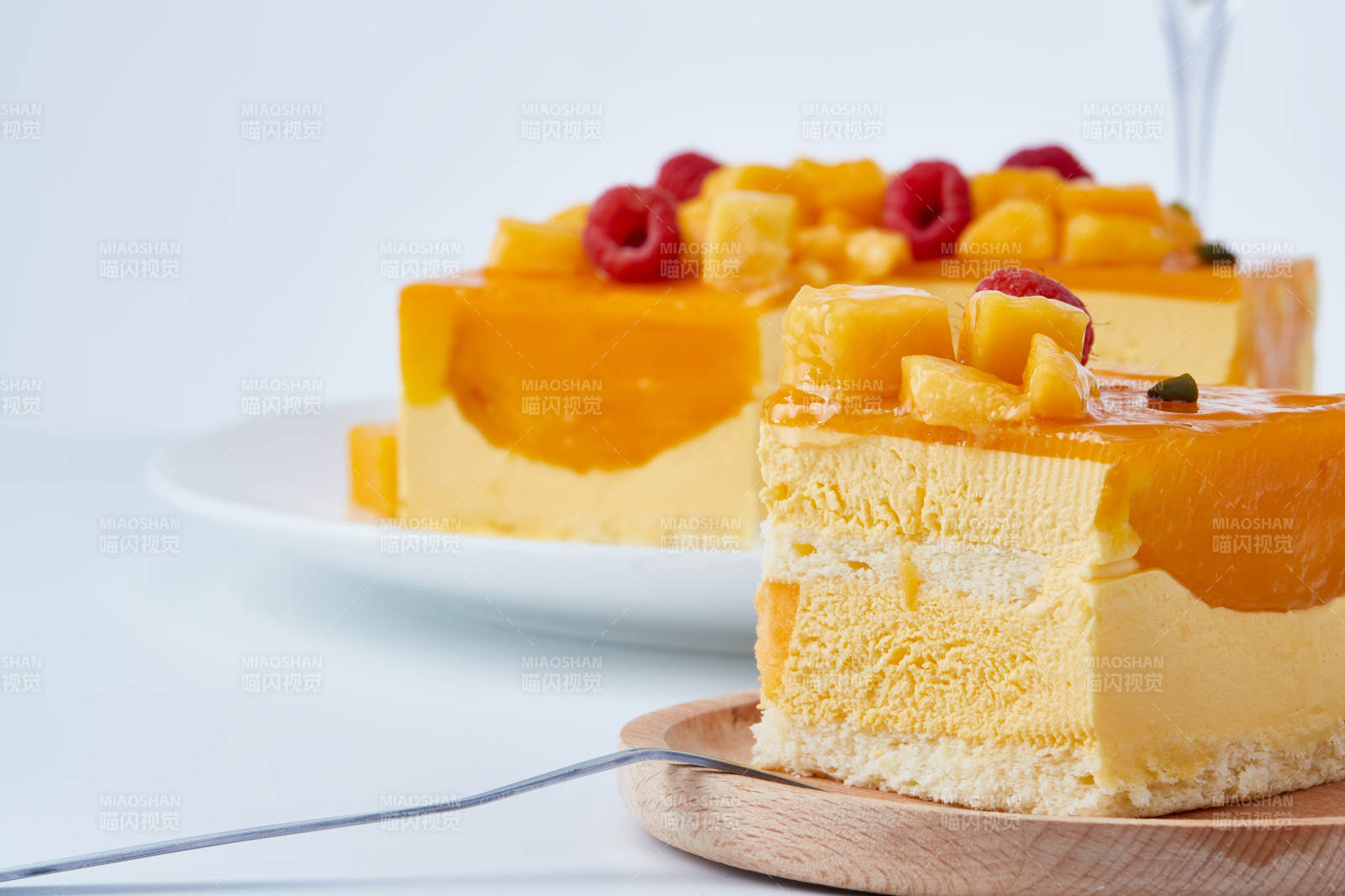 树莓芒果鲜奶慕斯蛋糕图片