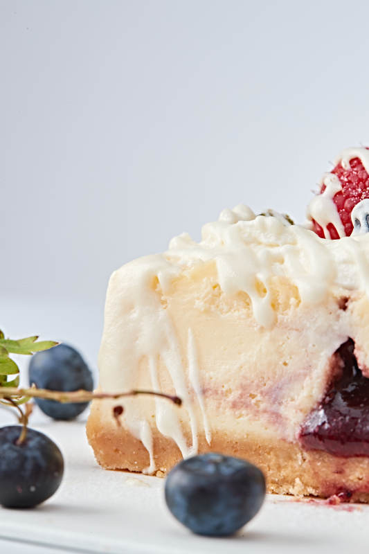 蓝莓树莓鲜奶慕斯蛋糕图片