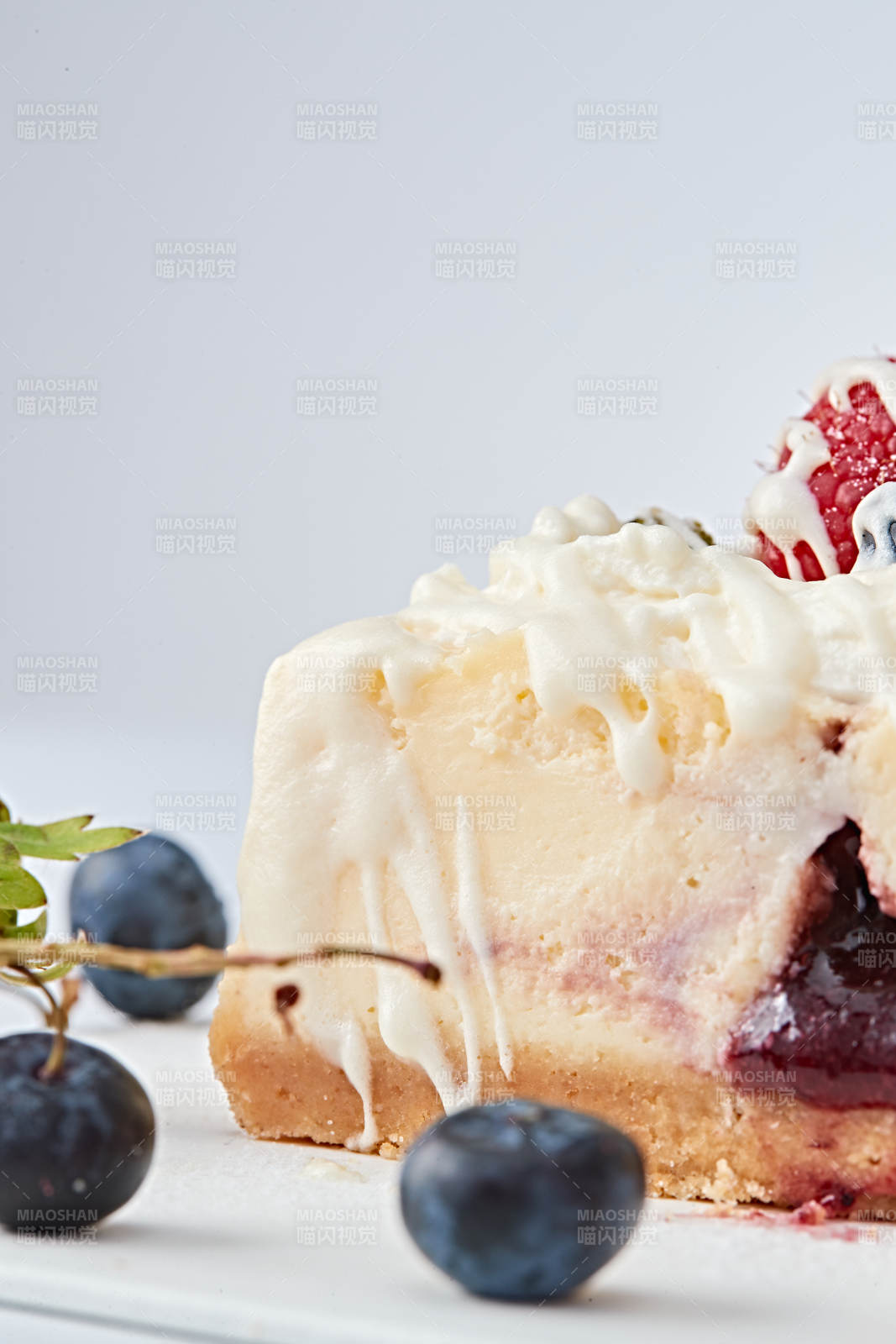 蓝莓树莓鲜奶慕斯蛋糕图片