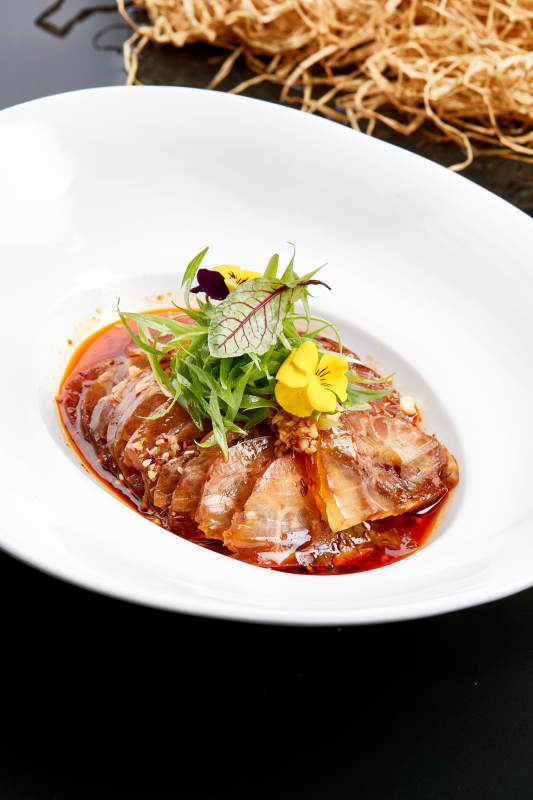 白色瓷盘装的红油牛腱图片