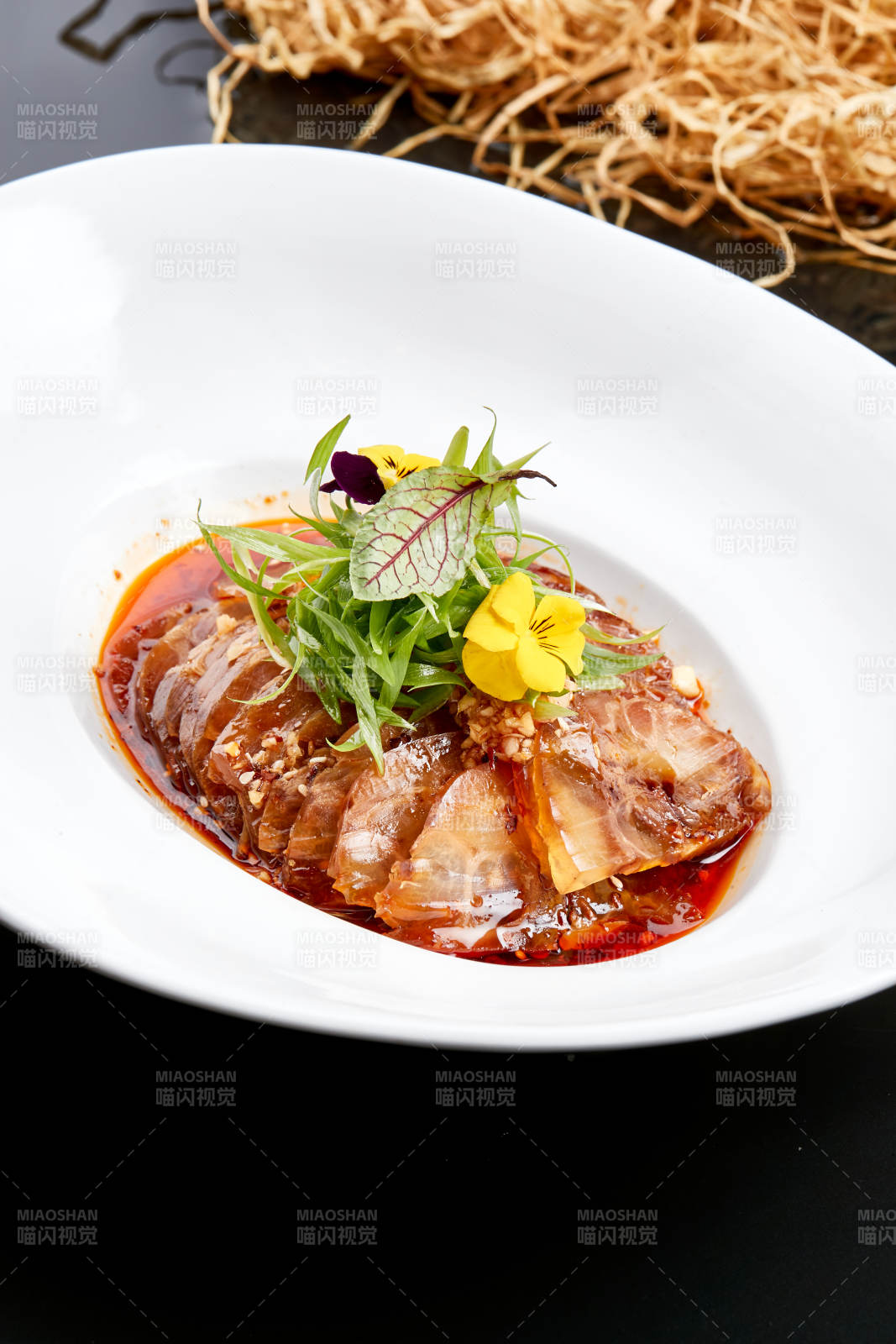 白色瓷盘装的红油牛腱图片