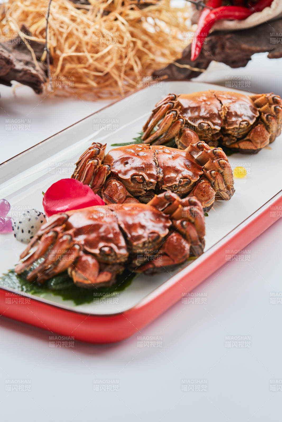 精美餐具装的风味糟醉阳澄湖大闸蟹图片