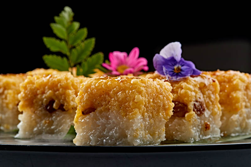 精美餐具装的桂花蜜双色黍米糯糕图片