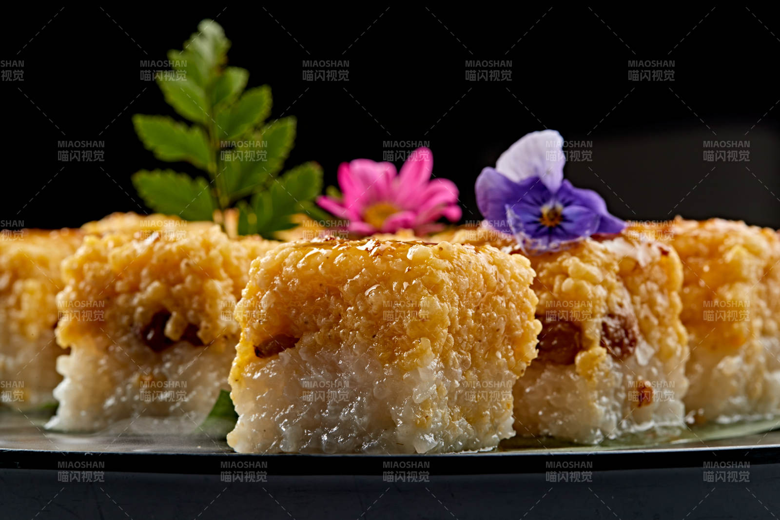 精美餐具装的桂花蜜双色黍米糯糕图片