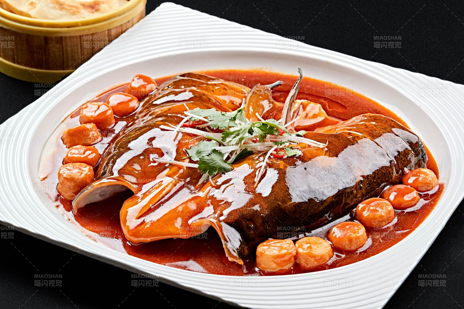 白色瓷盘装的红烧千岛湖大鱼头图片