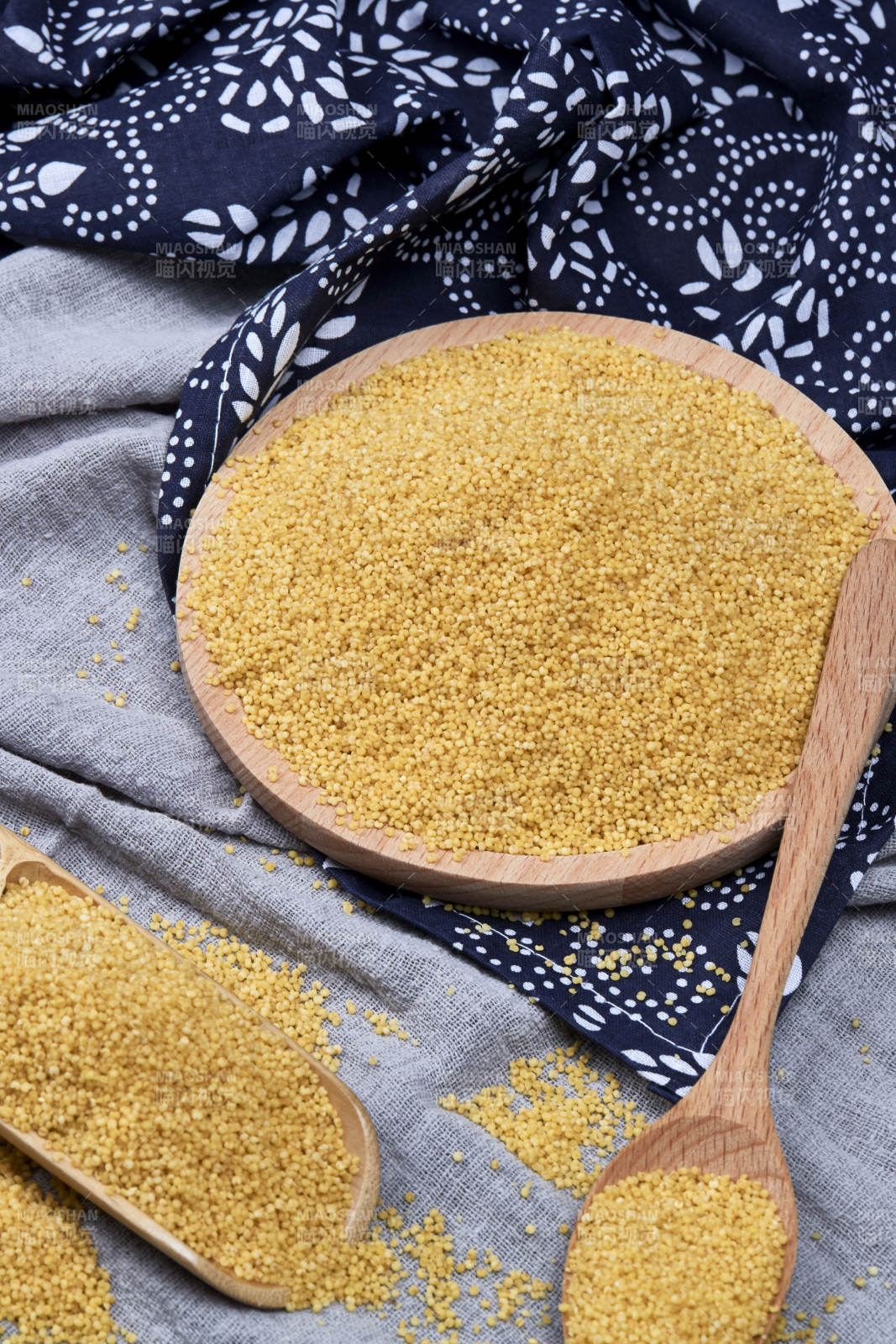 质量上乘的金黄小米粟米图片