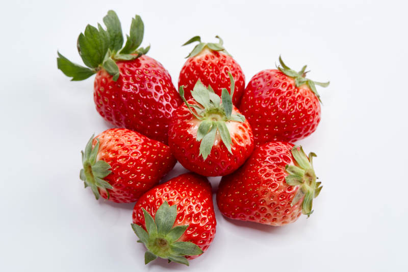 白色背景上摆放的新鲜草莓图片