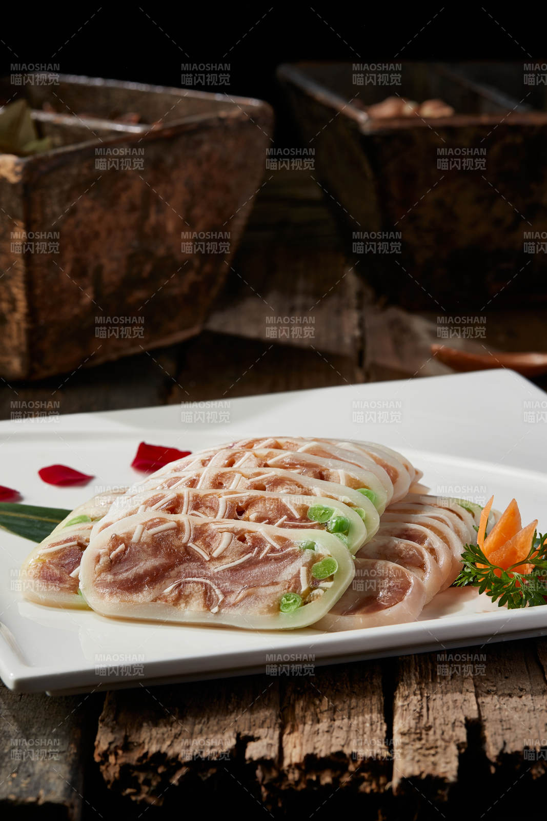 白色瓷盘装的秘制猪耳大鱿鱼卷图片
