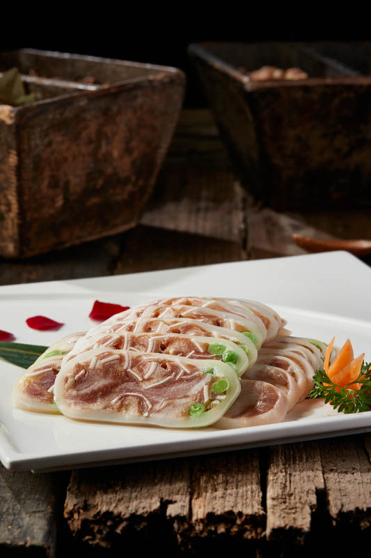 白色瓷盘装的秘制猪耳大鱿鱼卷图片