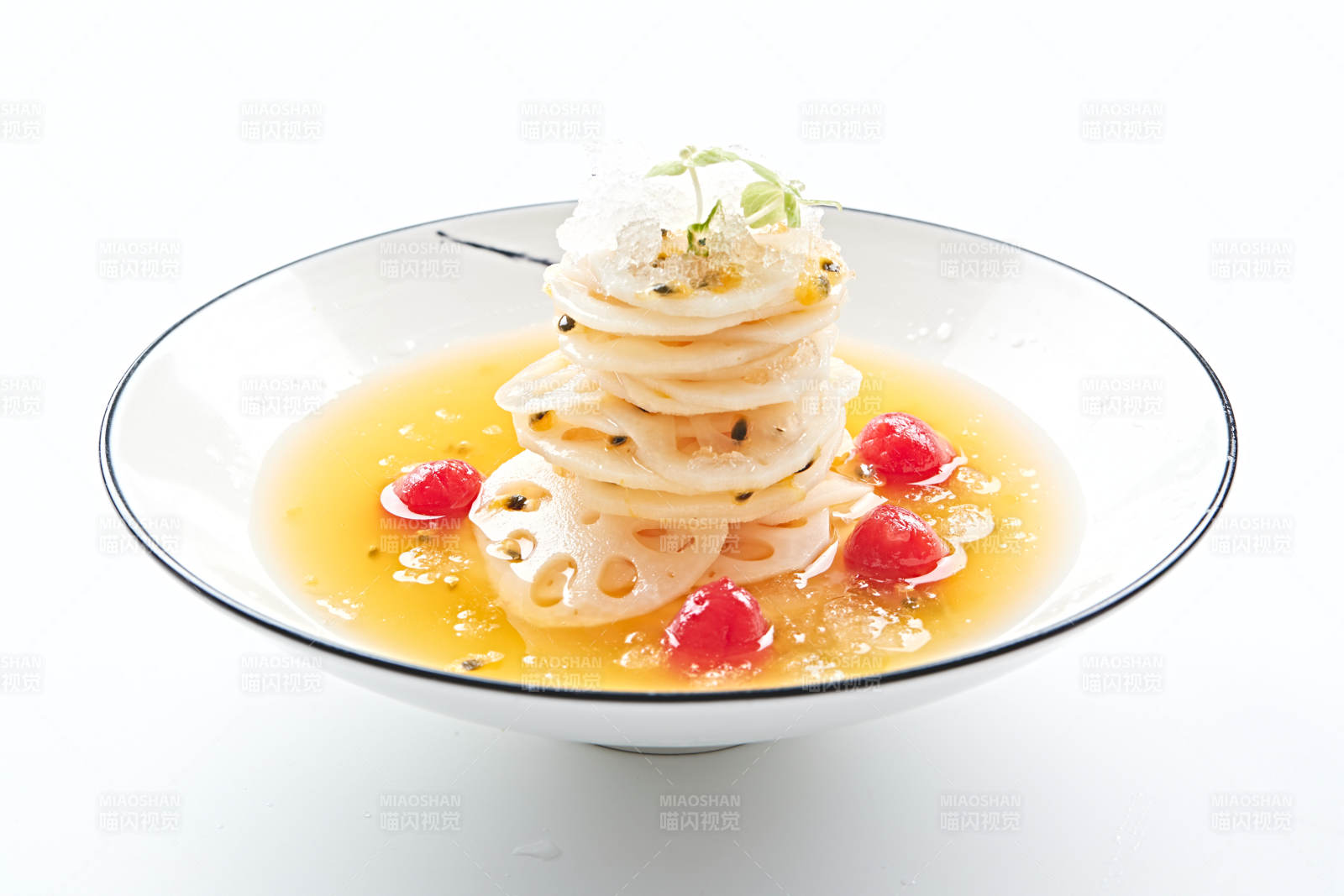 白色瓷盘装的橙汁冰镇莲藕片图片